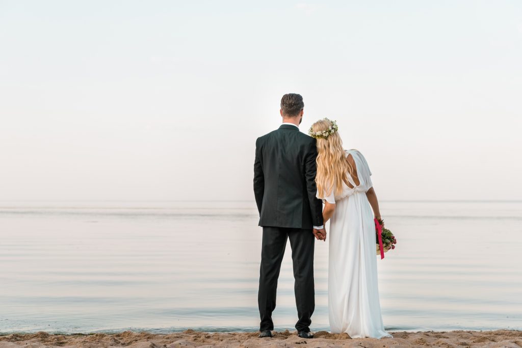 El día de tu boda es único, y tus fotos deben reflejar eso. Evita las poses forzadas, los clichés pasados de moda y los excesos de creatividad.