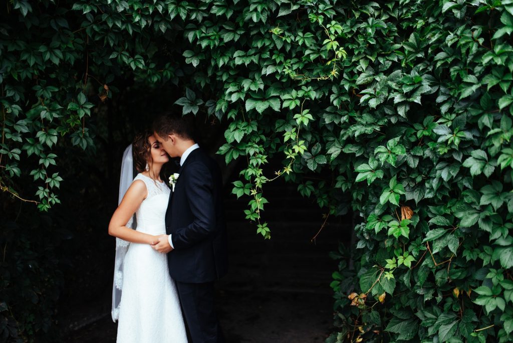 El día de tu boda es único, y tus fotos deben reflejar eso. Evita las poses forzadas, los clichés pasados de moda y los excesos de creatividad.