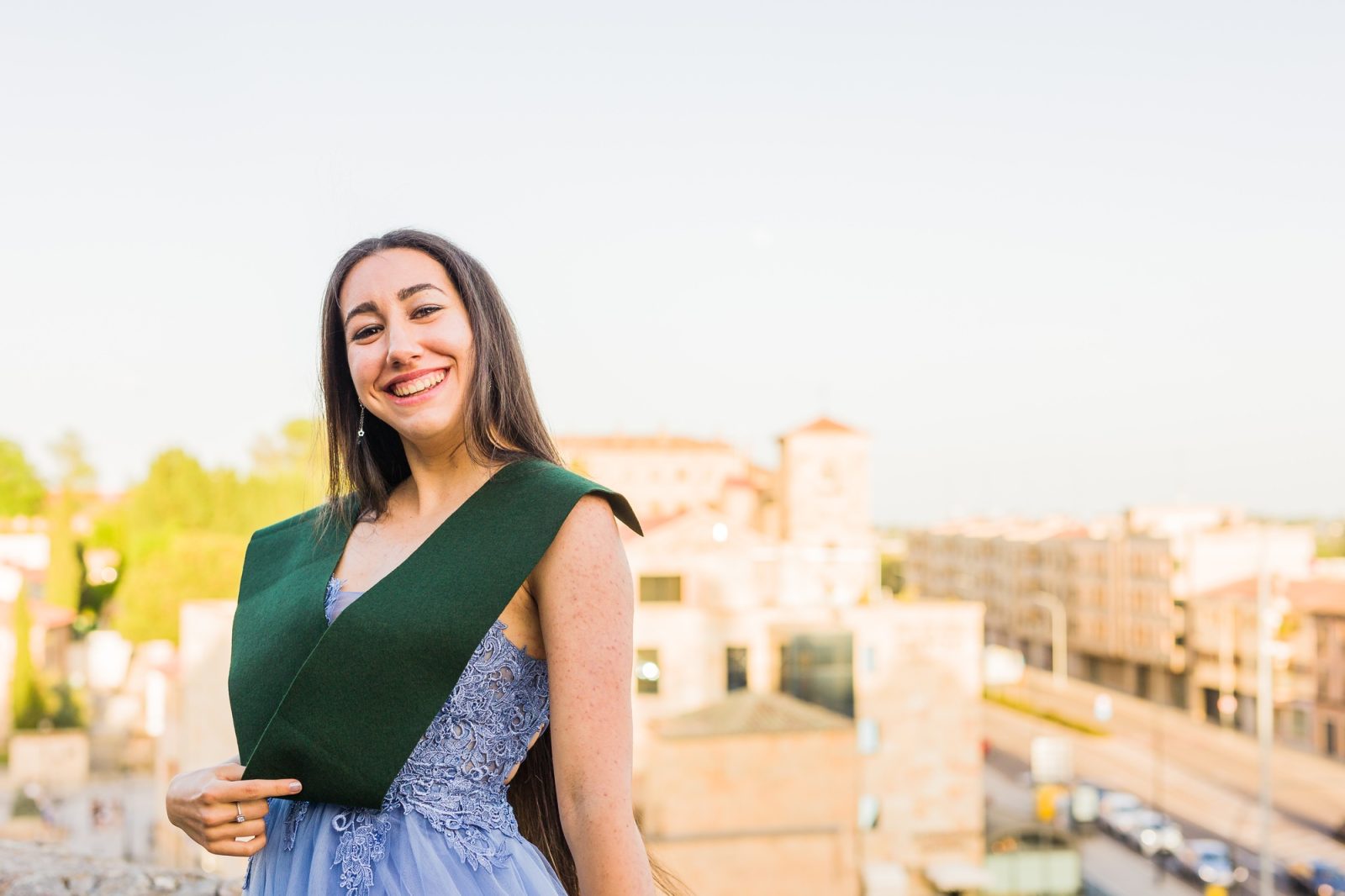 Si estás buscando un fotógrafo profesional de graduaciones en A Coruña, has llegado al lugar indicado. Aquí te contamos cómo son nuestras sesiones, qué servicios ofrecemos, y por qué una buena fotografía puede convertir un evento académico en un recuerdo eterno.