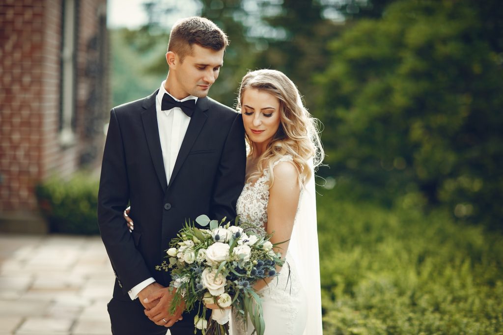 la clave para conseguir fotos de boda elegantes es evitar las poses forzadas, los clichés pasados de moda y los excesos de creatividad.