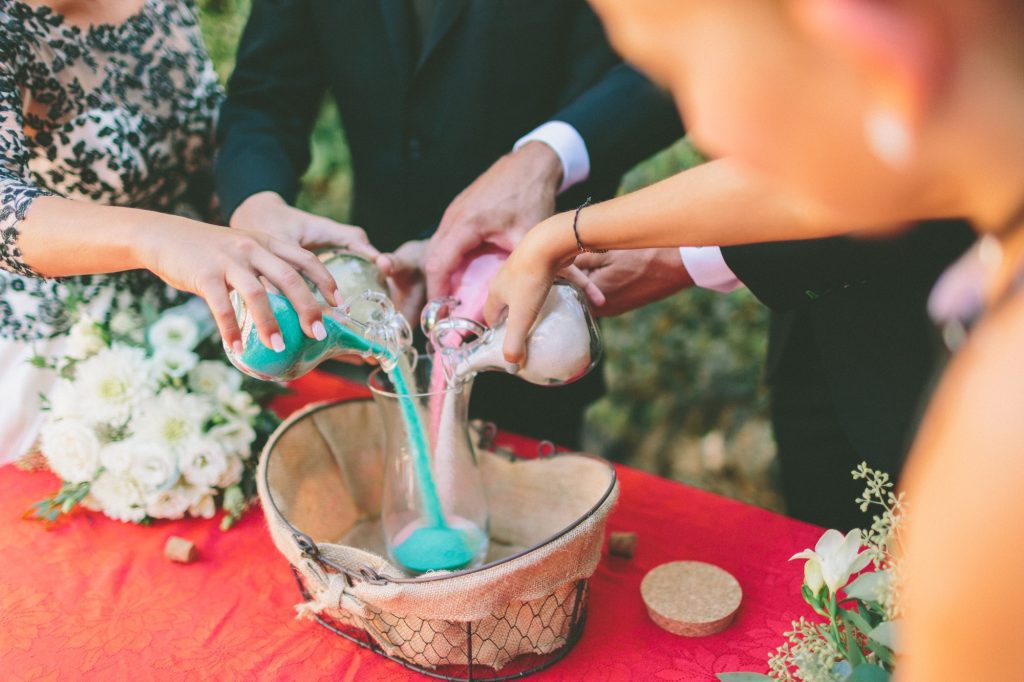 La ceremonia de la arena
¿En qué consiste? Cada miembro de la pareja vierte arena de colores en un frasco, simbolizando la unión de dos vidas en una.
