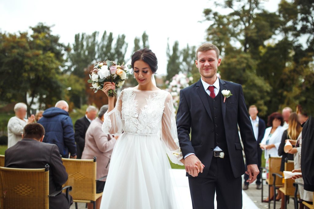 Organizar una boda es un proceso emocionante, pero también puede ser abrumador si no se tienen claras las normas básicas de protocolo.
