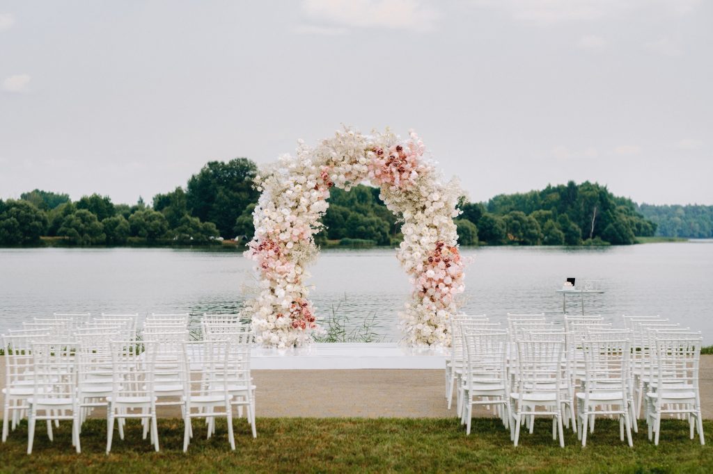 la decoración de tu boda es mucho más que flores y mesas. Es un proceso lleno de decisiones, logística y, sobre todo, mucha creatividad.