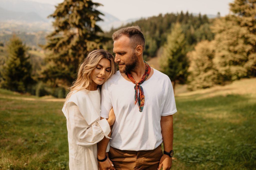 el día de tu boda es único, y tus fotos deben reflejar eso. Evita las poses forzadas, los clichés pasados de moda y los excesos de creatividad. En su lugar, apuesta por la naturalidad, la complicidad y la elegancia. 