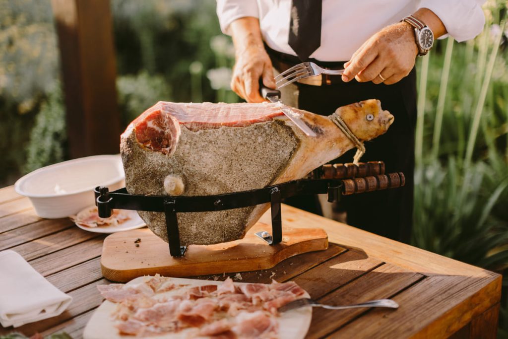 top de cosas en las que NO deberías invertir para tu boda (y en qué sí deberías hacerlo)