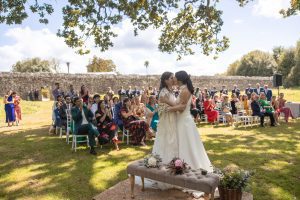 La boda en el Pazo de Cores, en Seoane, a pocos minutos de Santiago de Compostela, fue una boda de dos chicas tan emotiva como alegre, celebrada.