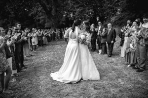 La boda en el Pazo de Cores, en Seoane, a pocos minutos de Santiago de Compostela, fue una boda de dos chicas tan emotiva como alegre, celebrada.