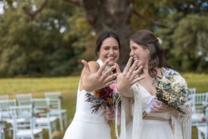 La boda en el Pazo de Cores, en Seoane, a pocos minutos de Santiago de Compostela, fue una boda de dos chicas tan emotiva como alegre, celebrada.