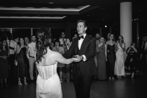 La boda de C&M en el Restaurante Árbore da Veira, en A Coruña, fue una wedding destination inolvidable, marcada por la elegancia, la exclusividad y unas vistas espectaculares al mar.