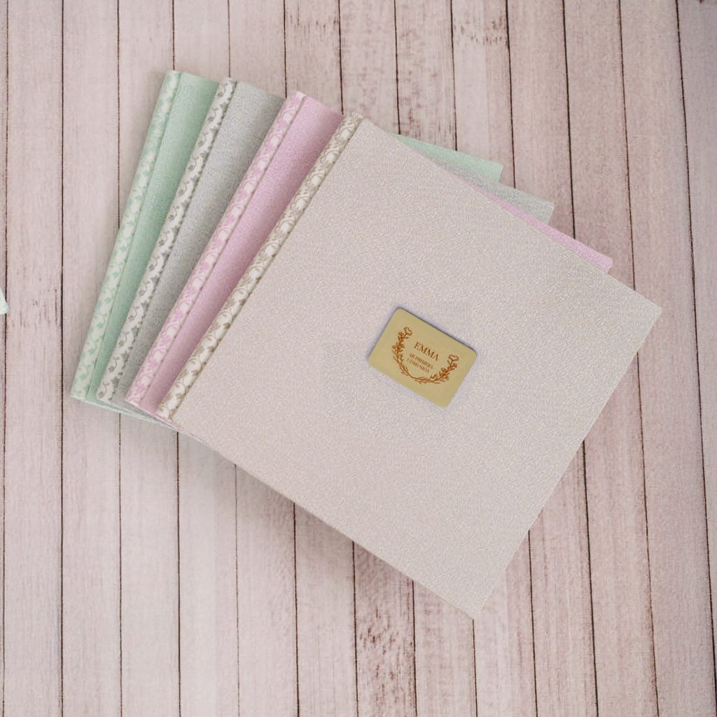 El Álbum de Fotos de Primera Comunión de Diseño Premium Casandra combina elegancia clásica y personalización total. Fabricado con materiales de alta calidad, incluye 