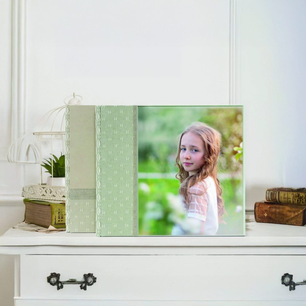 El Álbum de Fotos de Primera Comunión con Portada Personalizada Gravatta combina diseño minimalista y elegancia artesanal. Con páginas en papel Silk de 400 g y una portada con fotografía, es el álbum perfecto para conservar los recuerdos más importantes de la Comunión con un toque sofisticado y duradero.