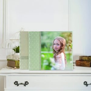 El Álbum de Fotos de Primera Comunión con Portada Personalizada Gravatta combina diseño minimalista y elegancia artesanal. Con páginas en papel Silk de 400 g y una portada con fotografía, es el álbum perfecto para conservar los recuerdos más importantes de la Comunión con un toque sofisticado y duradero.