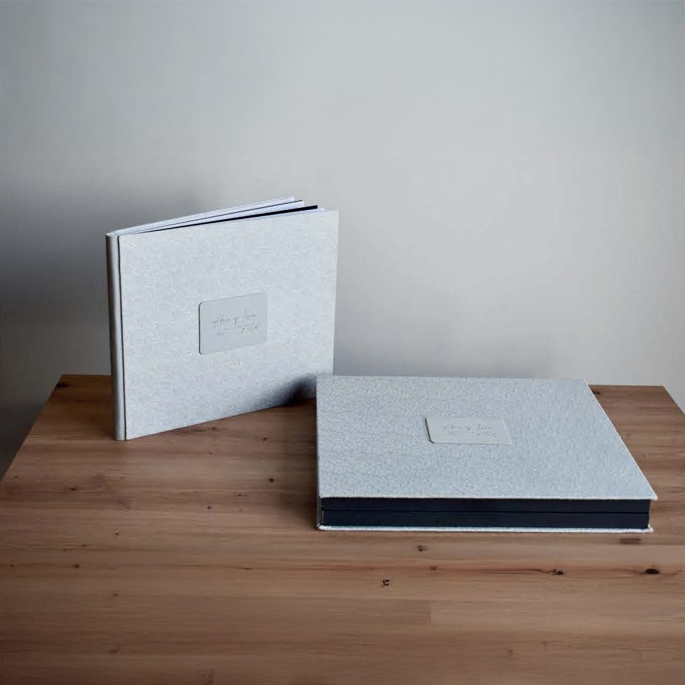 El Álbum Fotográfico de Boda con Caja Premium Personalizada de la colección Kiara y Morgan fusiona lo clásico y lo moderno. 