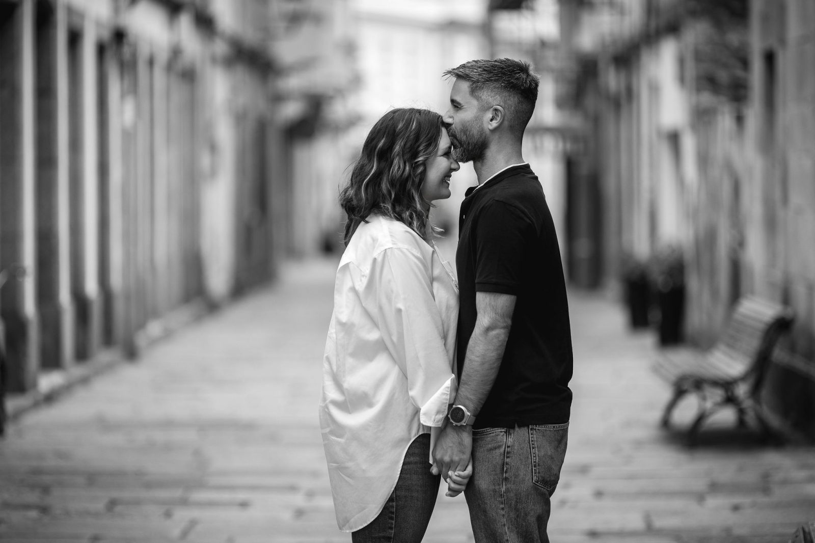 During your engagement photo session in Ferrol, my role is to let you live the experience calmly while I discreetly document every gesture, glance, and emotion—without your partner suspecting a thing.