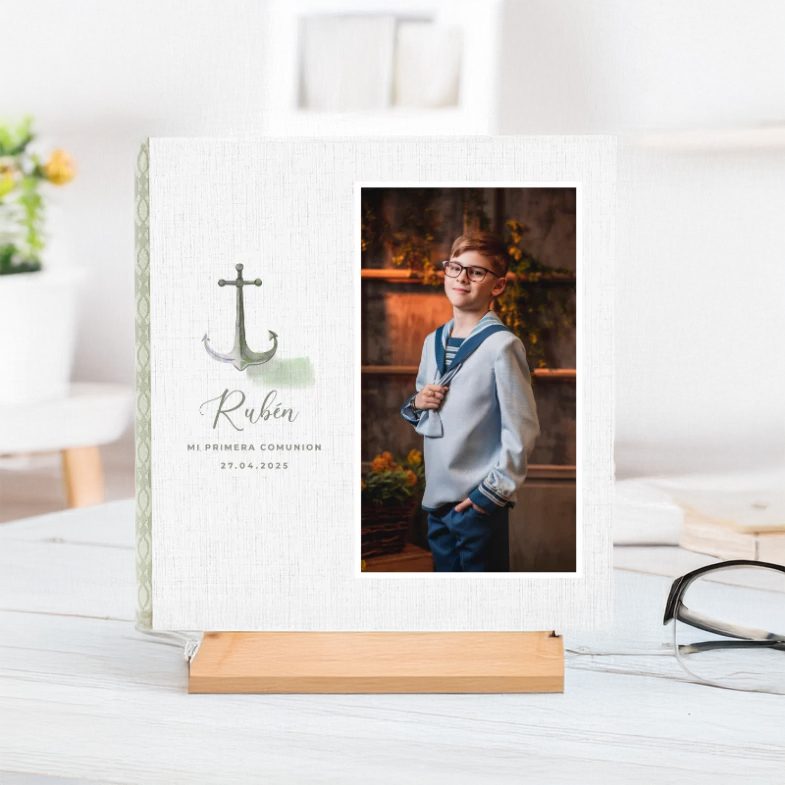 Guarda los recuerdos más importantes del gran día con nuestro Álbum de Fotos de Primera Comunión Artesanal, diseñado con materiales premium y un estilo exclusivo.