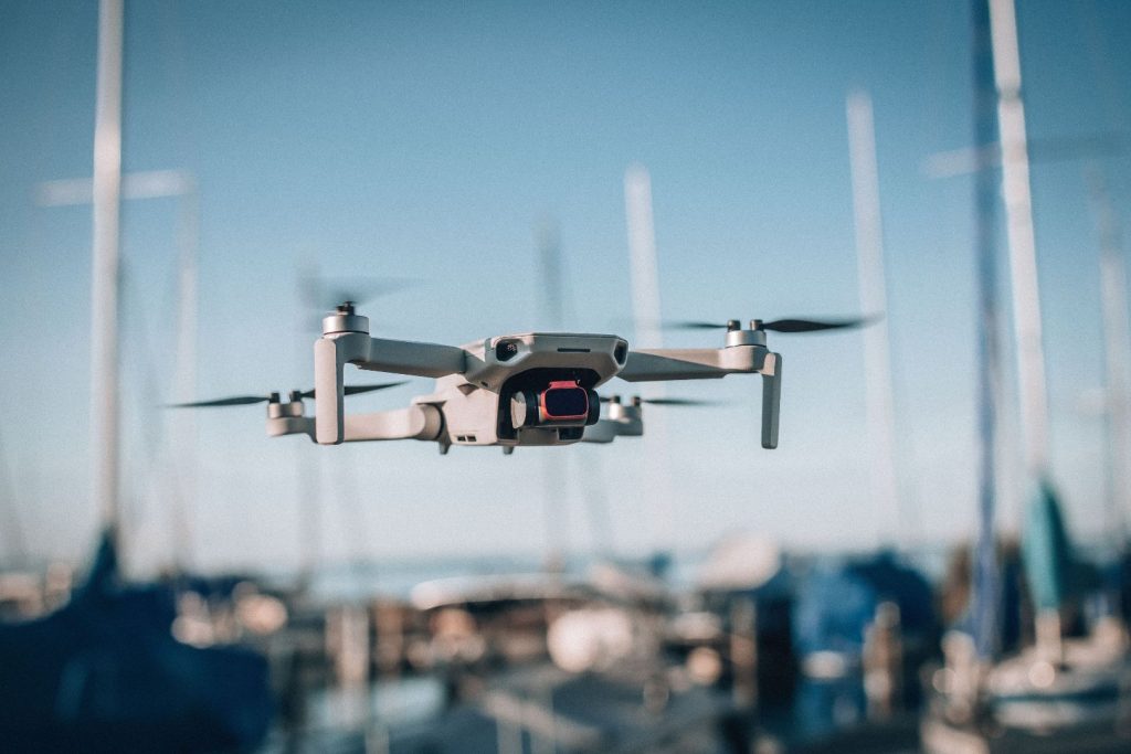 Te explico paso a paso y sin rodeos todo lo que necesitas para volar un dron en Galicia cumpliendo la normativa.