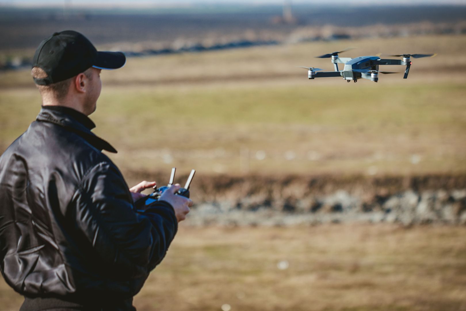 Te explico paso a paso y sin rodeos todo lo que necesitas para volar un dron en Galicia cumpliendo la normativa.
