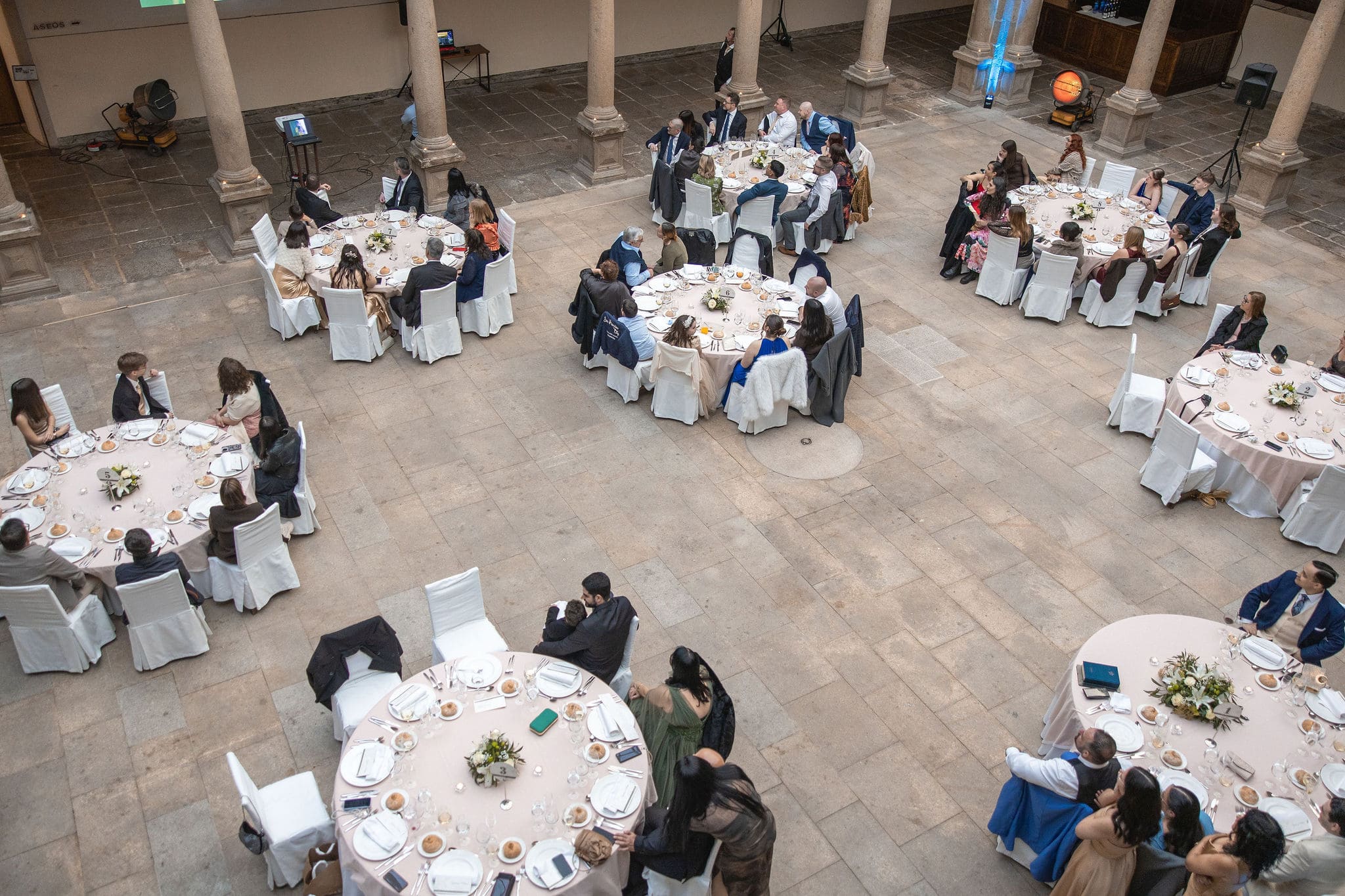 Fotos de boda en el interior del Hotel Monumento San Francisco en Santiago de Compostela por Galicia Visual