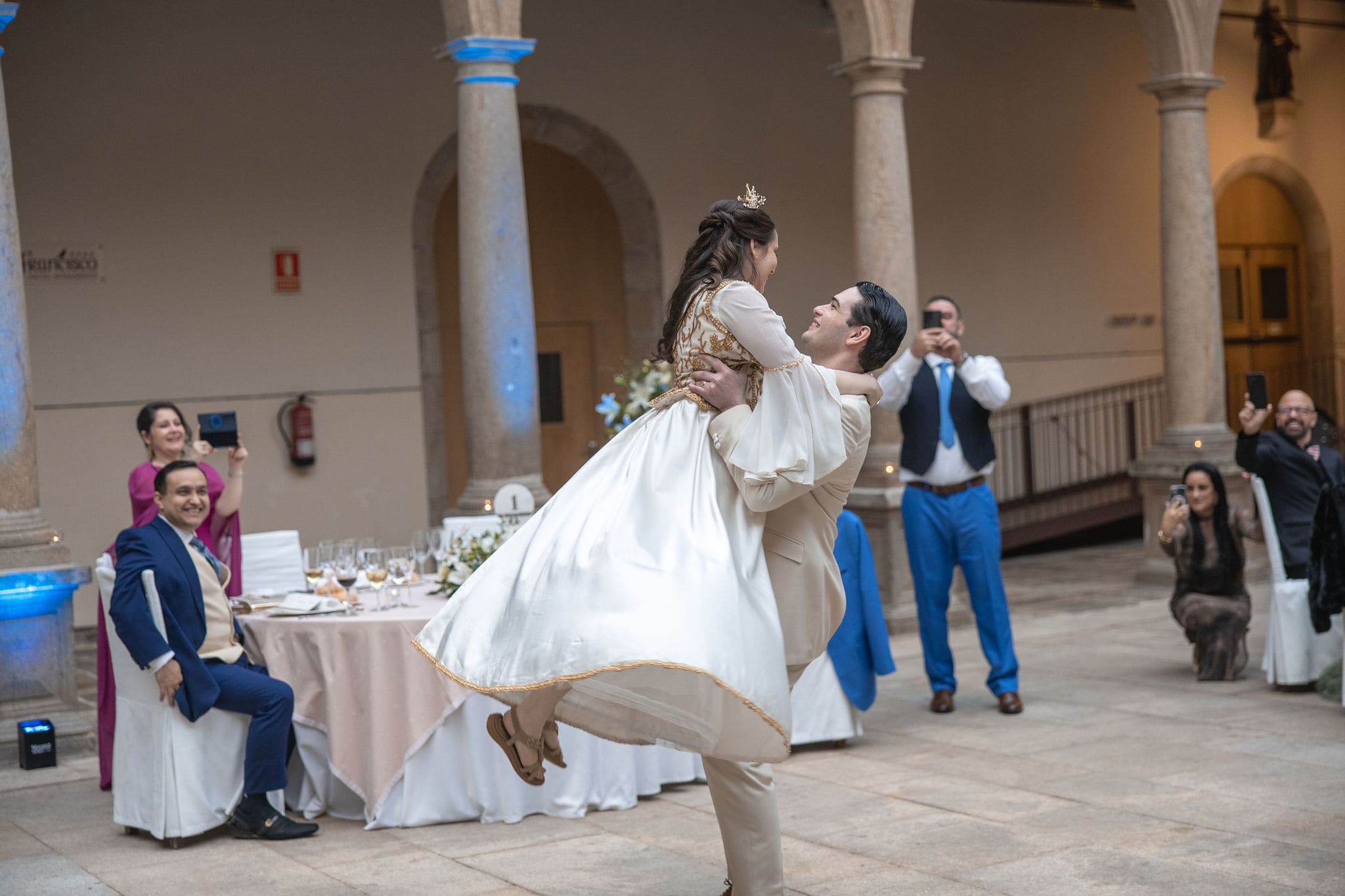 Fotos de boda en el interior del Hotel Monumento San Francisco en Santiago de Compostela por Galicia Visual