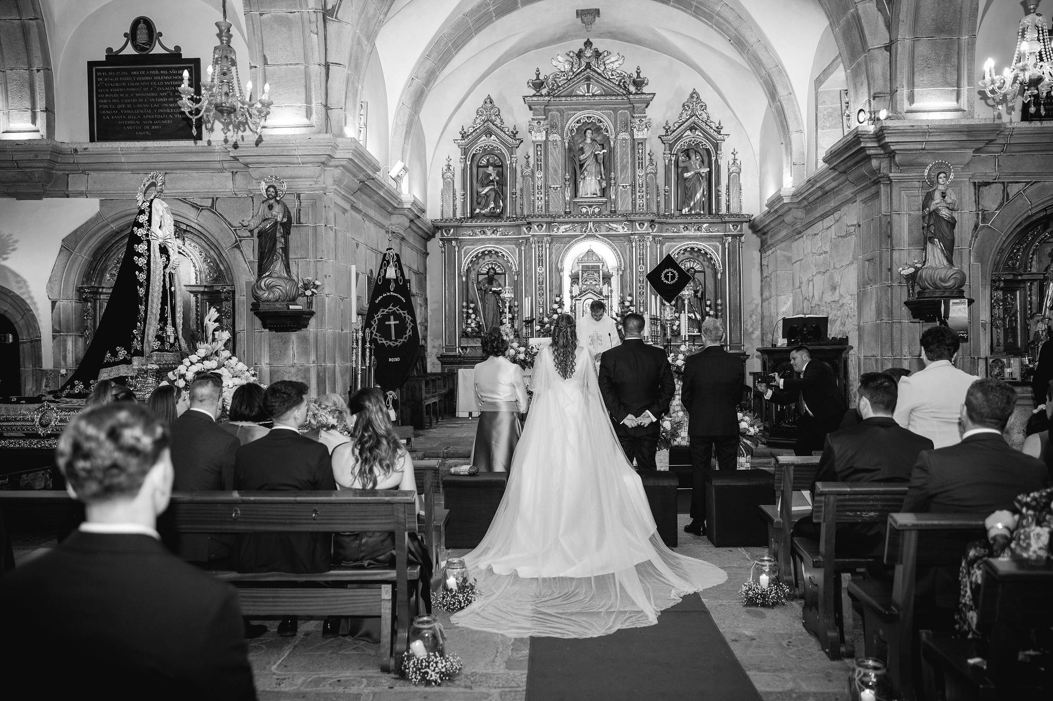 Boda en el Restaurante Chicolino en Boiro con los novios celebrando entre amigos durante el banquete lleno de sorpresas y disfraces.