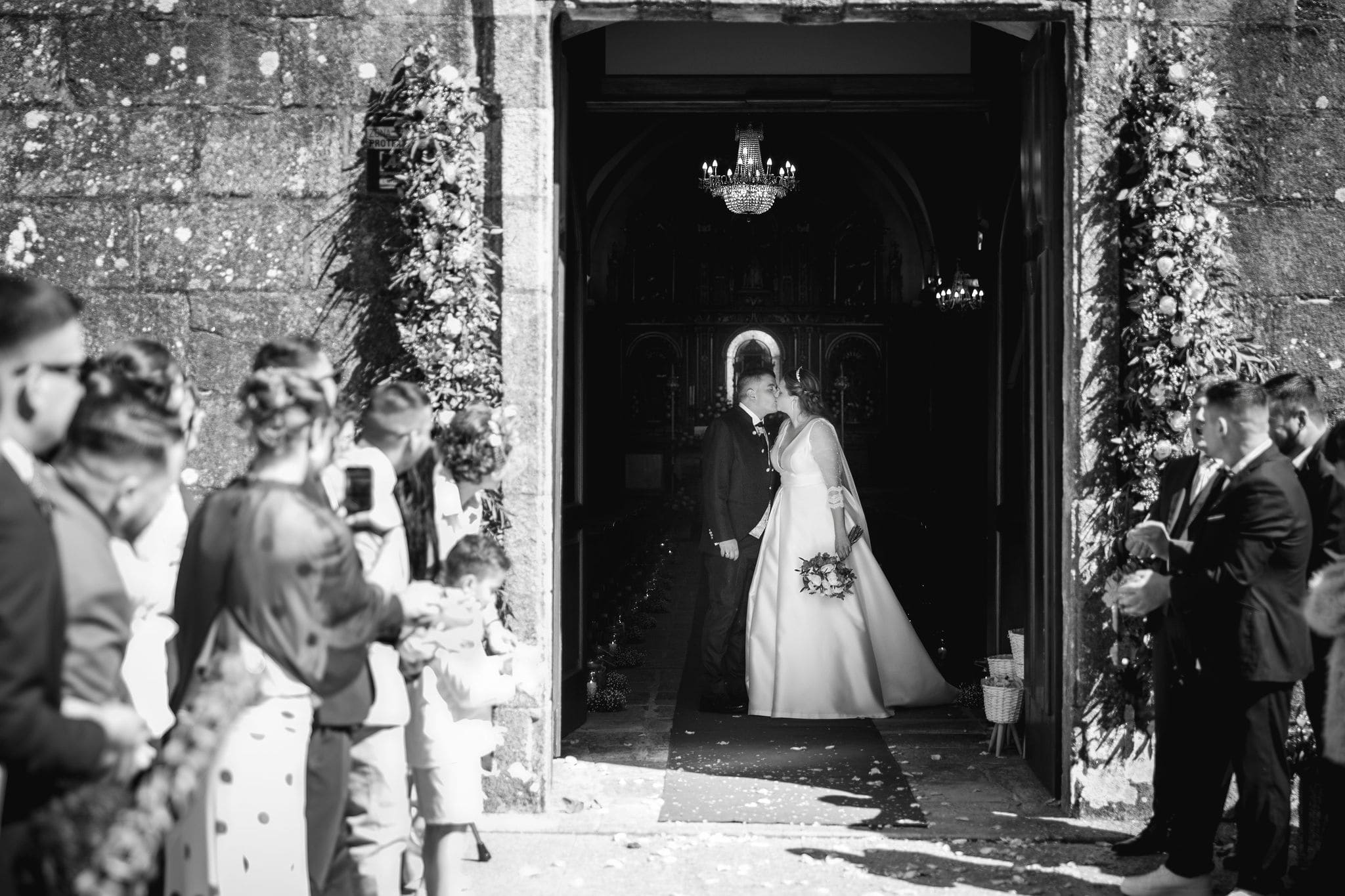 Boda en el Restaurante Chicolino en Boiro con los novios celebrando entre amigos durante el banquete lleno de sorpresas y disfraces.