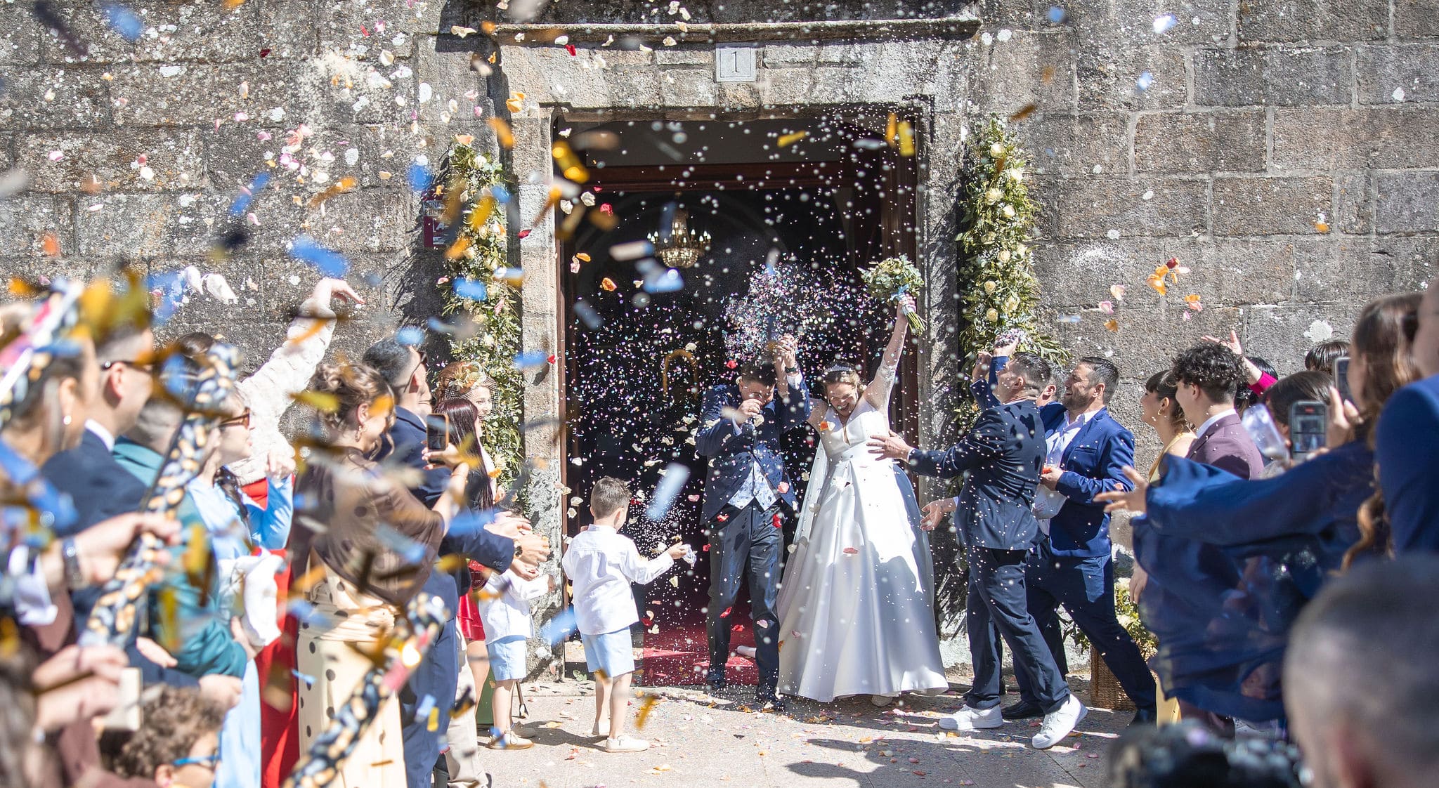 Boda en el Restaurante Chicolino en Boiro con los novios celebrando entre amigos durante el banquete lleno de sorpresas y disfraces.