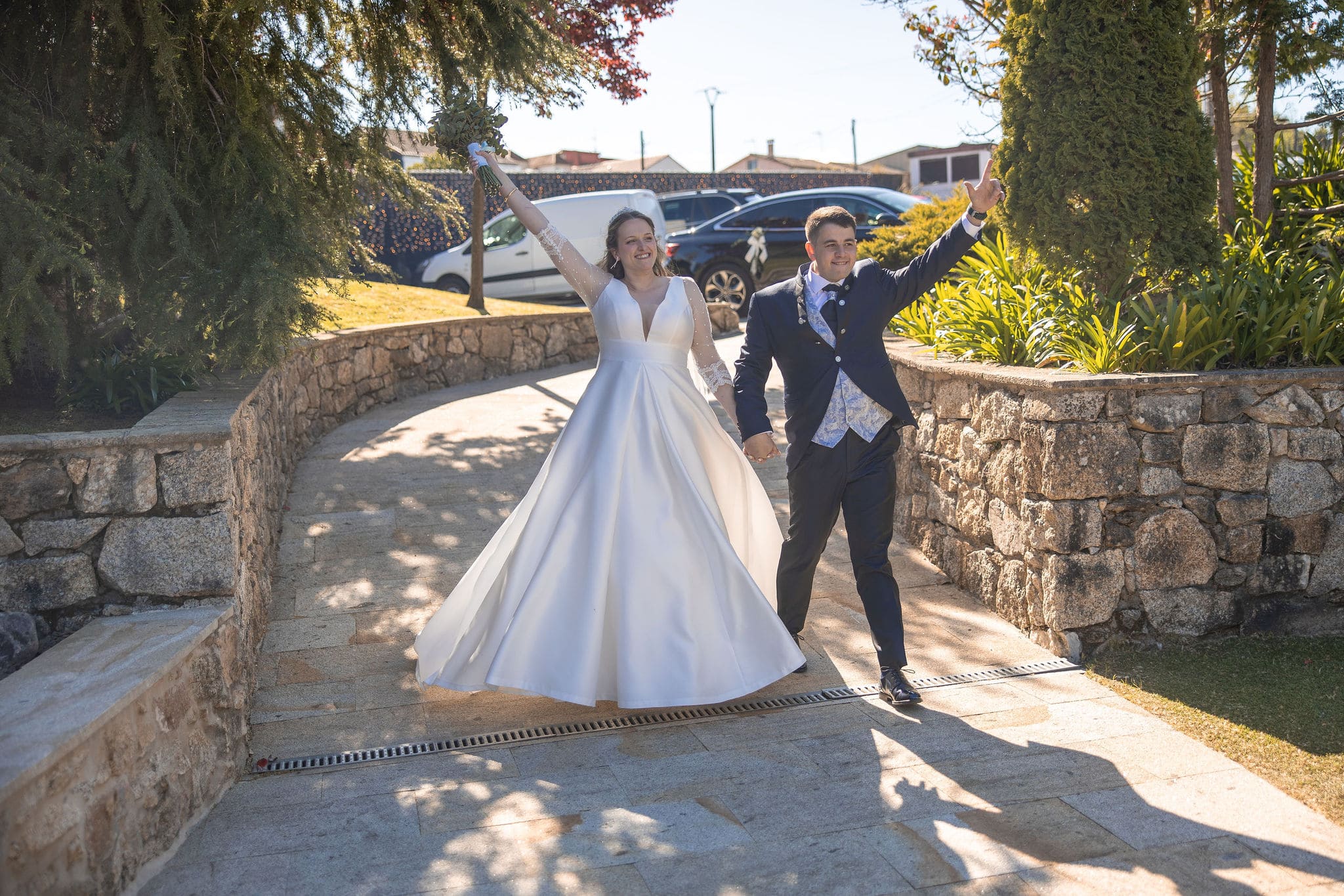 Boda en el Restaurante Chicolino en Boiro con los novios celebrando entre amigos durante el banquete lleno de sorpresas y disfraces.
