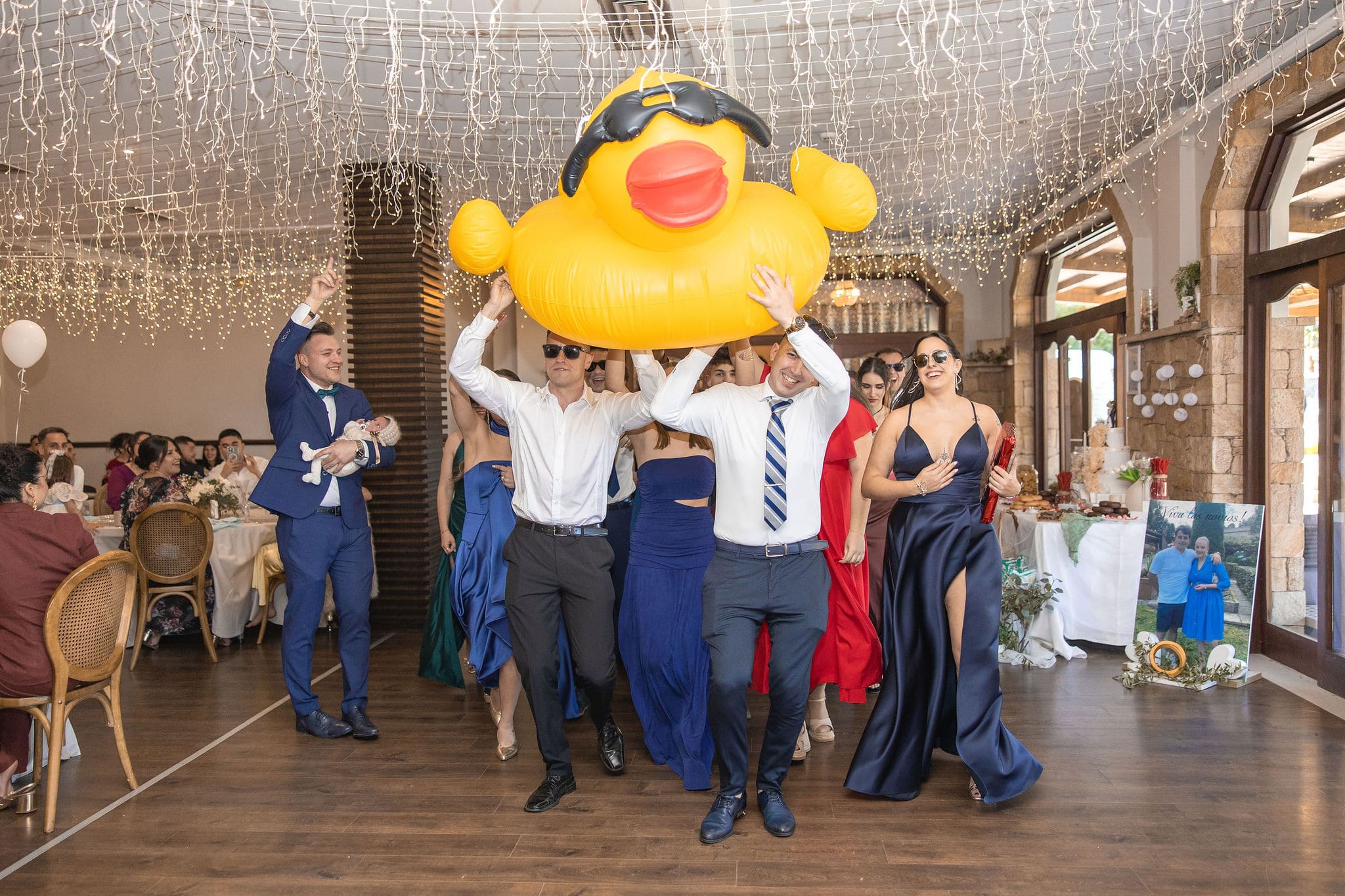 Boda en el Restaurante Chicolino en Boiro con los novios celebrando entre amigos durante el banquete lleno de sorpresas y disfraces.