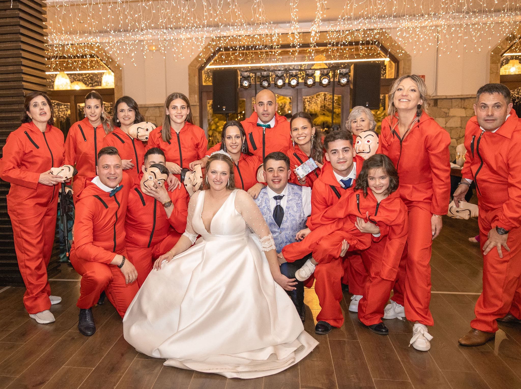 Boda en el Restaurante Chicolino en Boiro con los novios celebrando entre amigos durante el banquete lleno de sorpresas y disfraces.