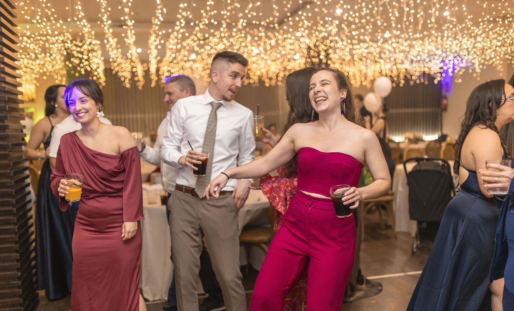Boda en el Restaurante Chicolino en Boiro con los novios celebrando entre amigos durante el banquete lleno de sorpresas y disfraces.