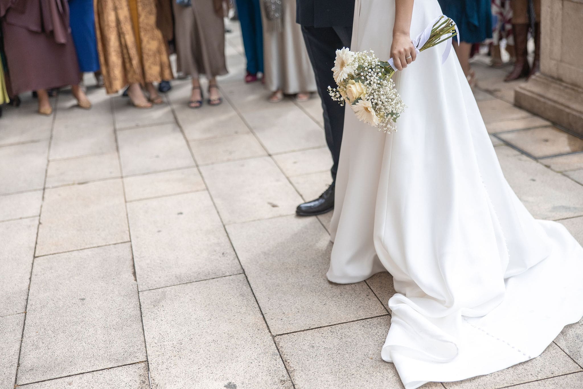 Ceremonia civil de boda en el Ayuntamiento de María Pita en A Coruña con los novios emocionados tras el “sí, quiero”.