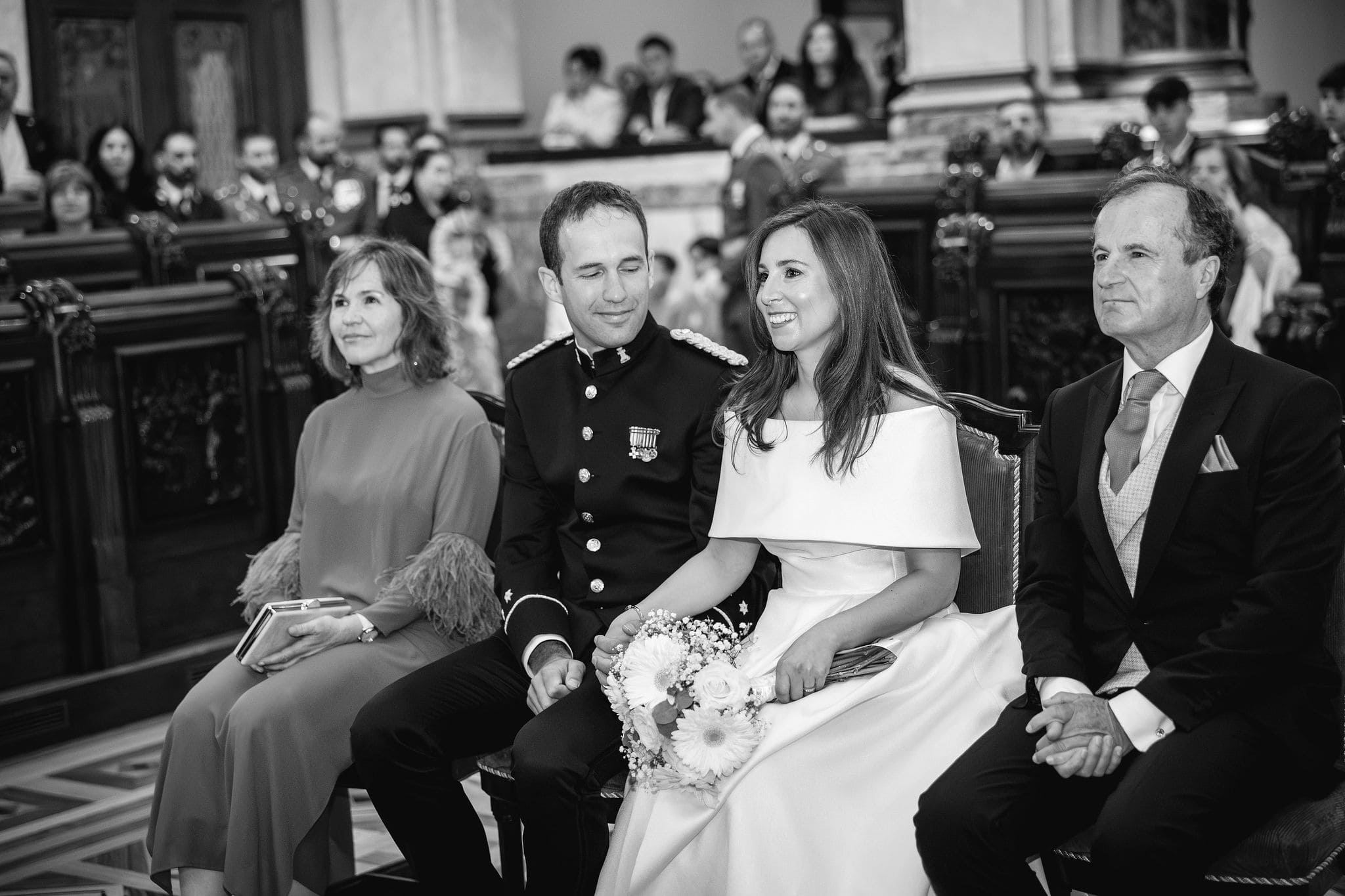 Ceremonia civil de boda en el Ayuntamiento de María Pita en A Coruña con los novios emocionados tras el “sí, quiero”.