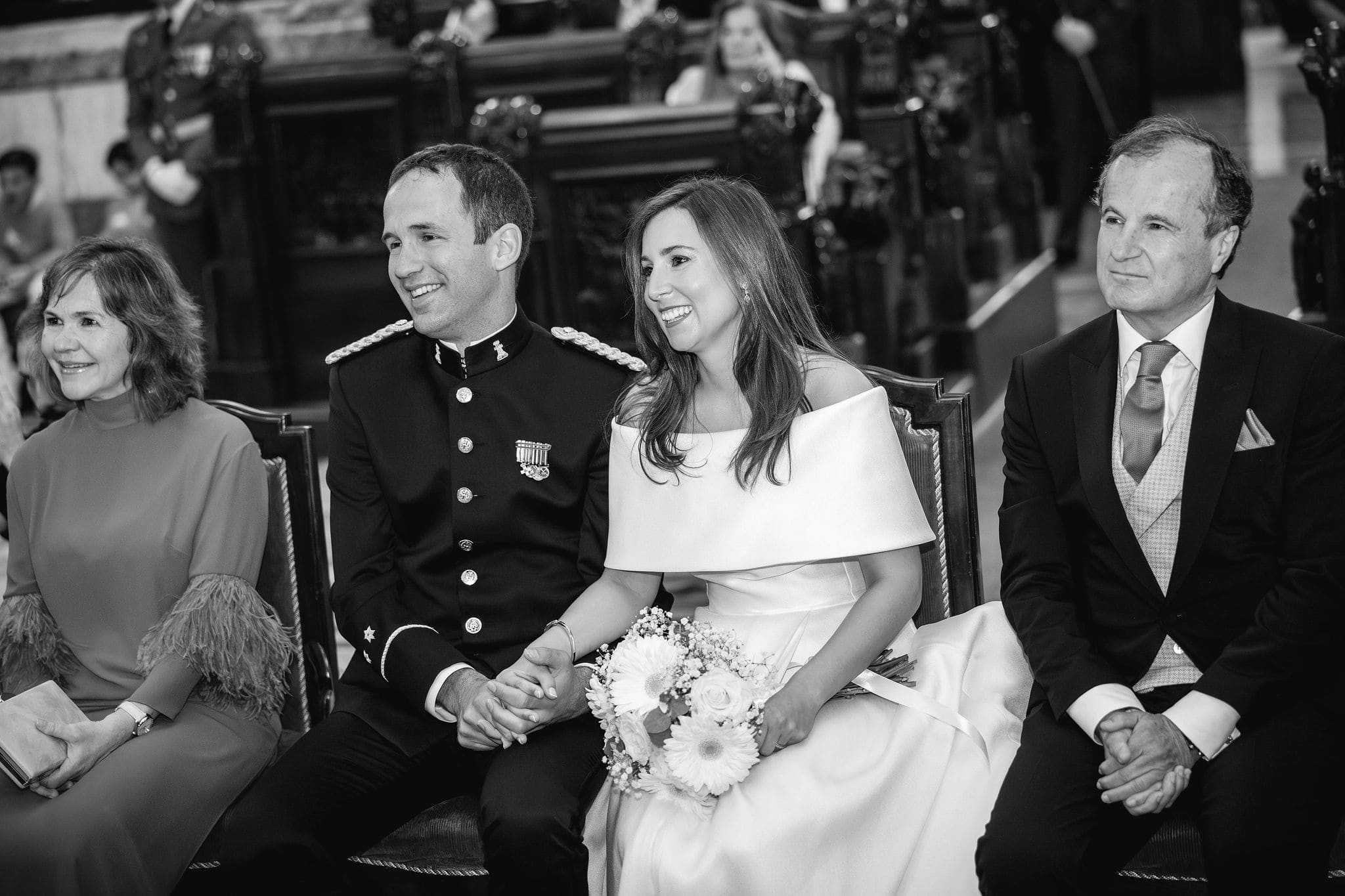 Ceremonia civil de boda en el Ayuntamiento de María Pita en A Coruña con los novios emocionados tras el “sí, quiero”.