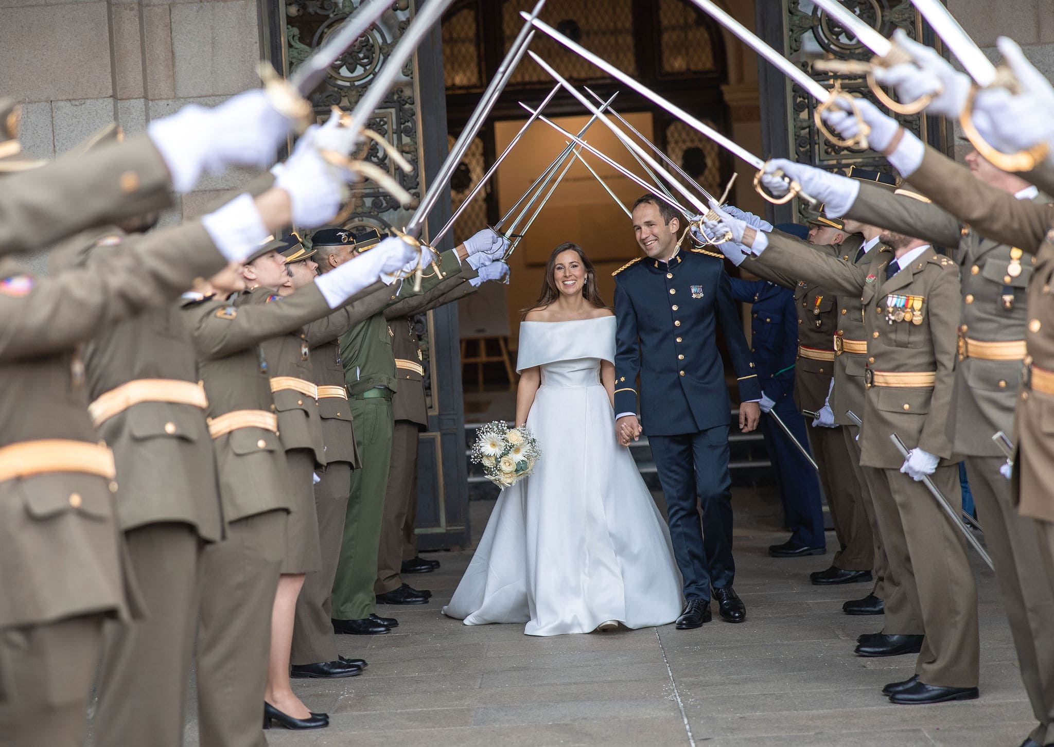 Salida de los novios con pasillo de sables militar en A Coruña durante una boda en el centro de la ciudad