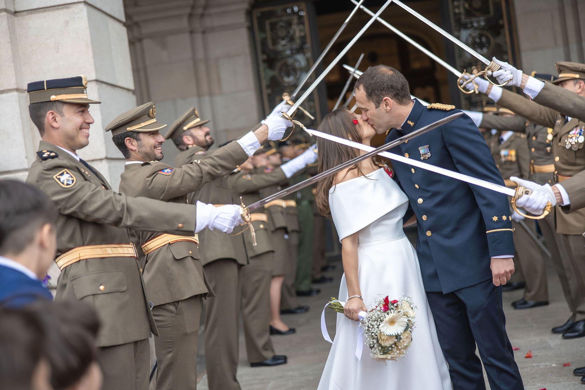 Salida de los novios con pasillo de sables militar en A Coruña durante una boda en el centro de la ciudad
