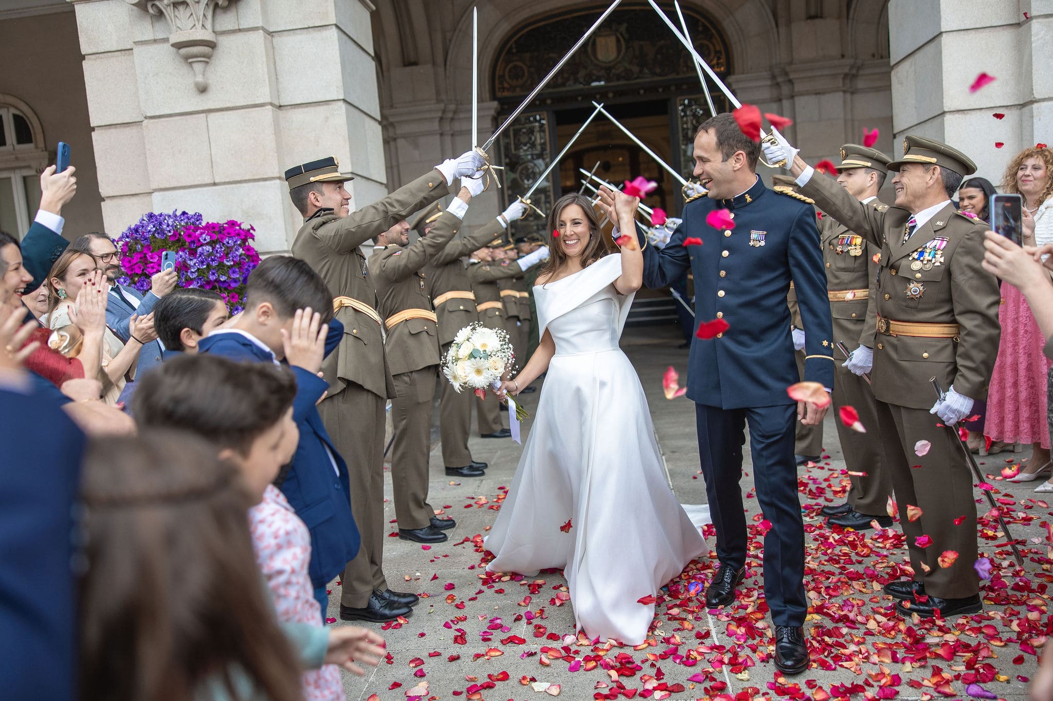 Salida de los novios con pasillo de sables militar en A Coruña durante una boda en el centro de la ciudad