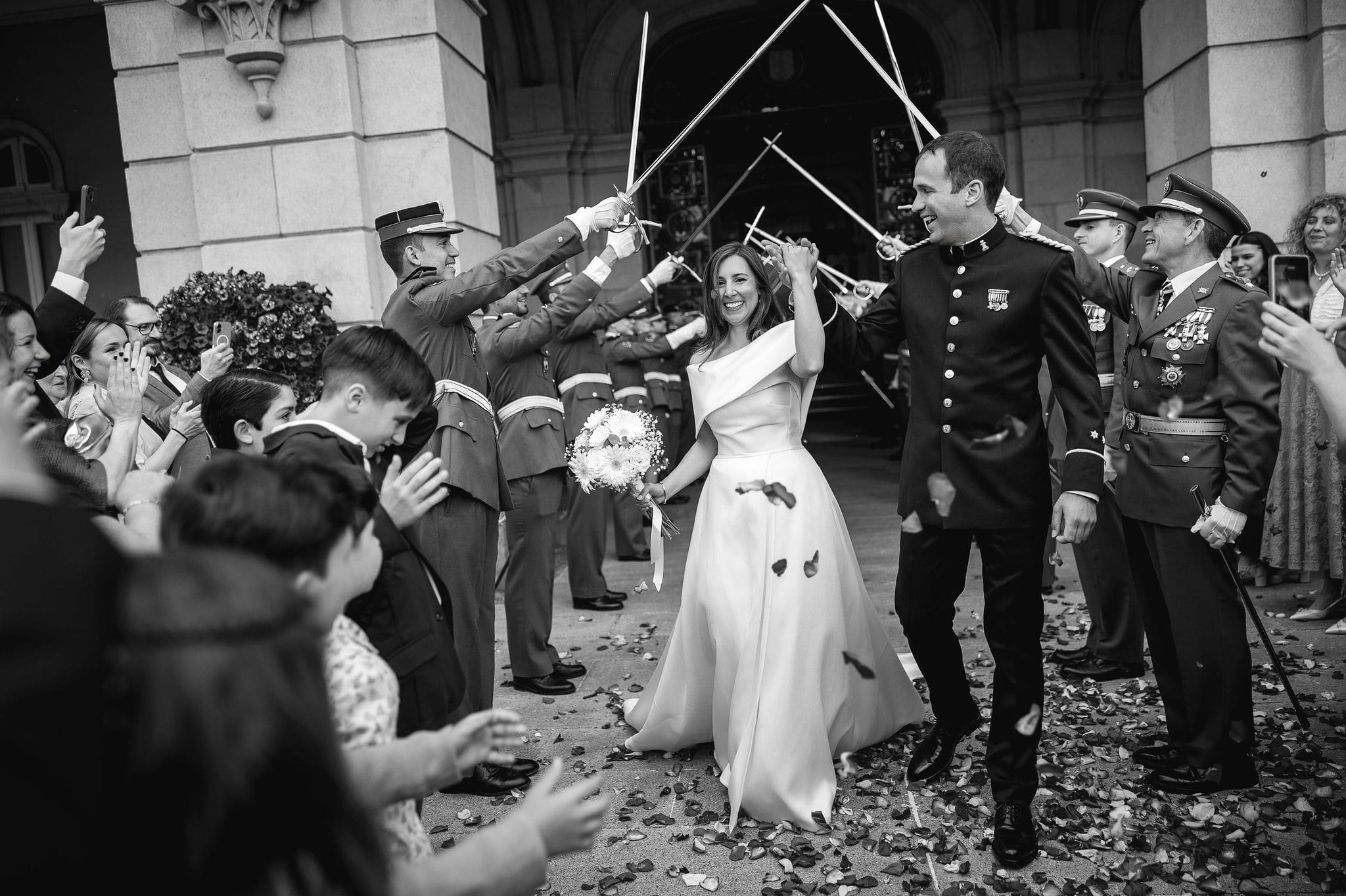 Salida de los novios con pasillo de sables militar en A Coruña durante una boda en el centro de la ciudad