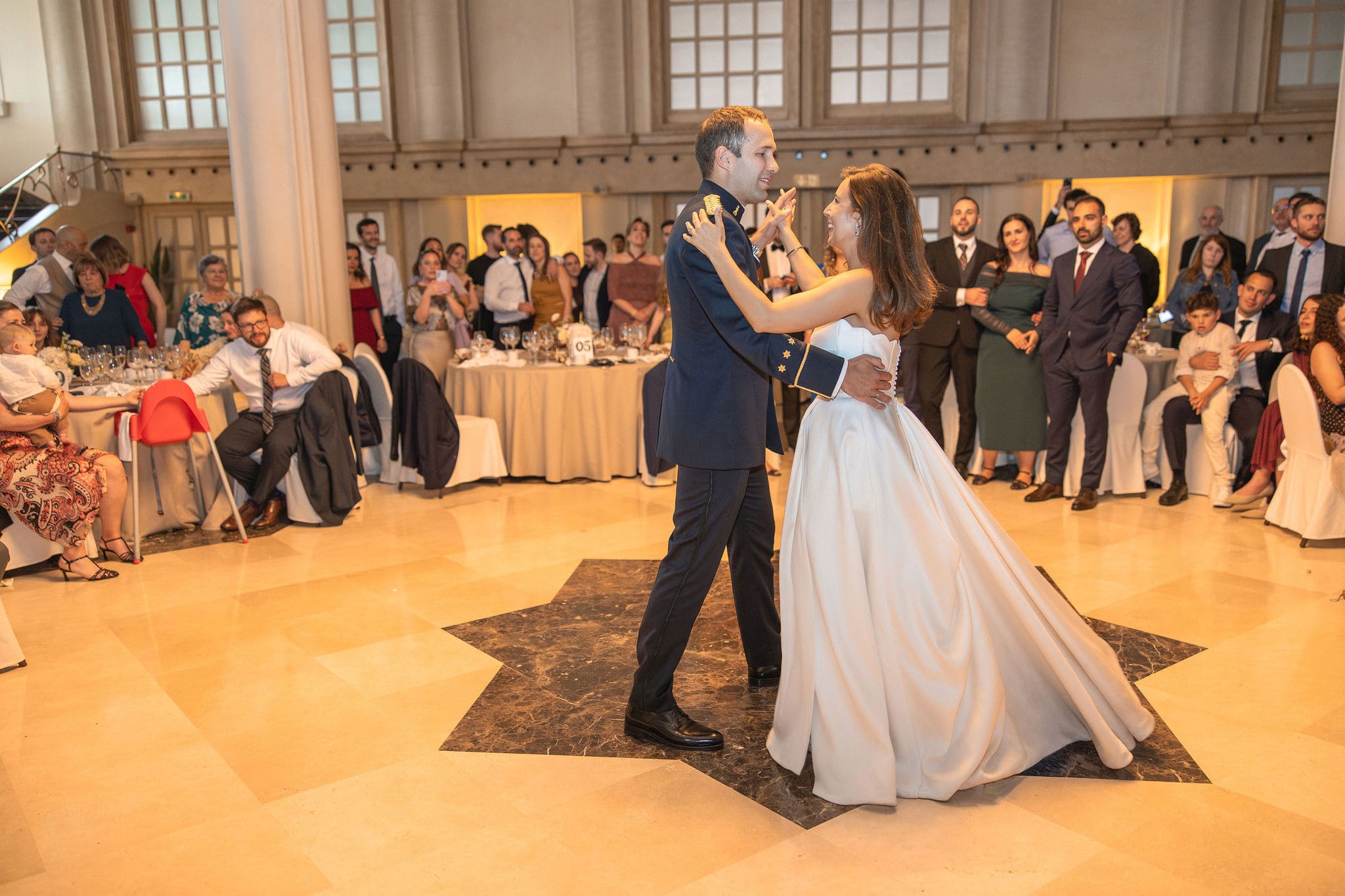 Boda en el Hotel Finisterre en A Coruña con vistas a la Marina desde el salón de celebración